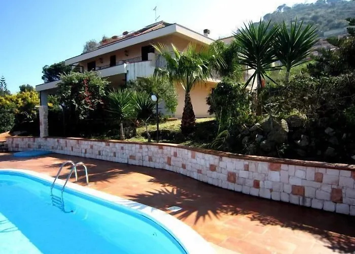 Santa Lucia تْشيفالو