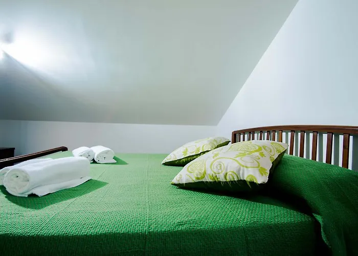 Santa Lucia تْشيفالو